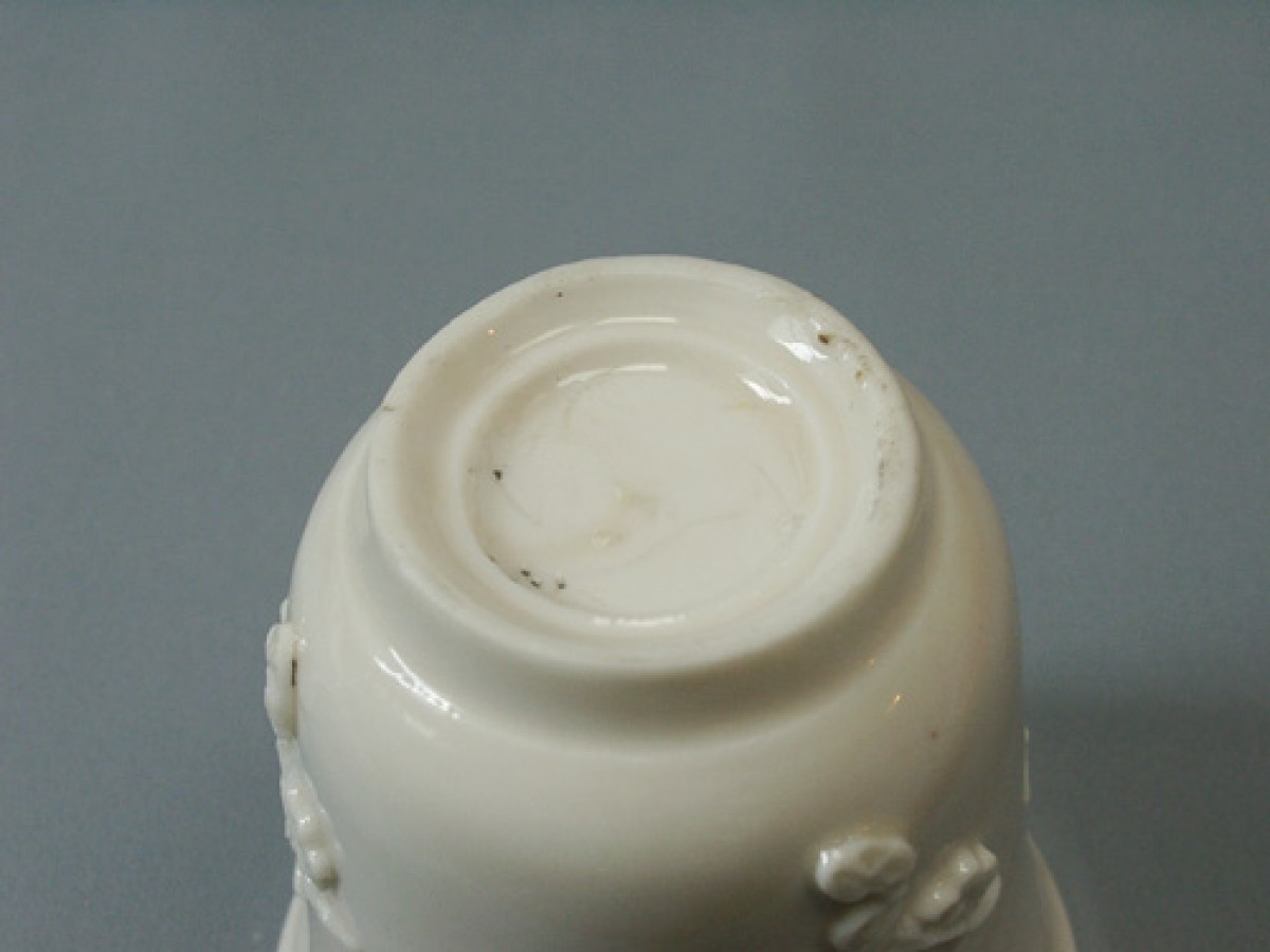 中国 徳化窯 梅貼り文、1662-1722年（康煕年間）