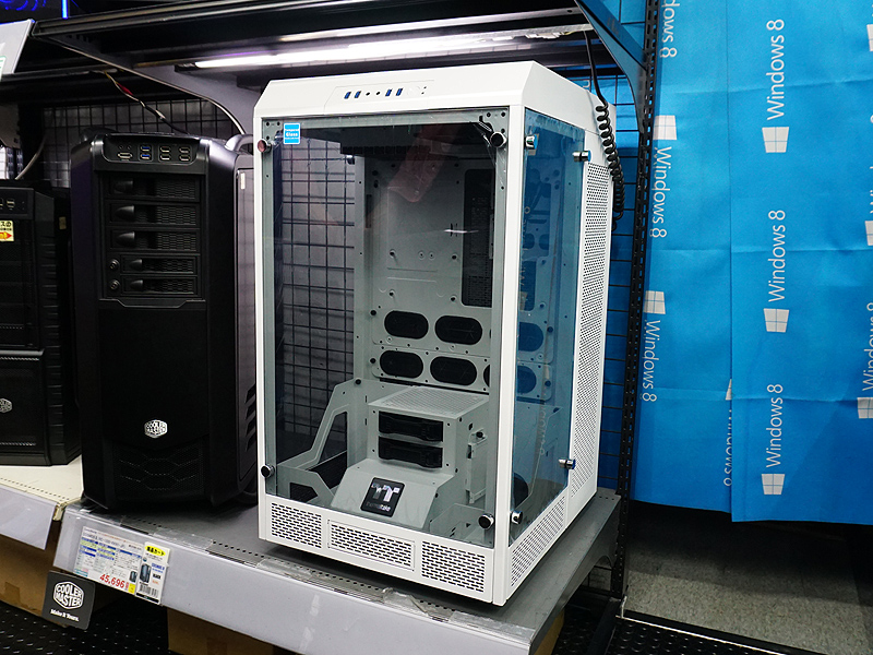 ショーケース風の巨大PCケース「The Tower 900 Snow Edition」が展示