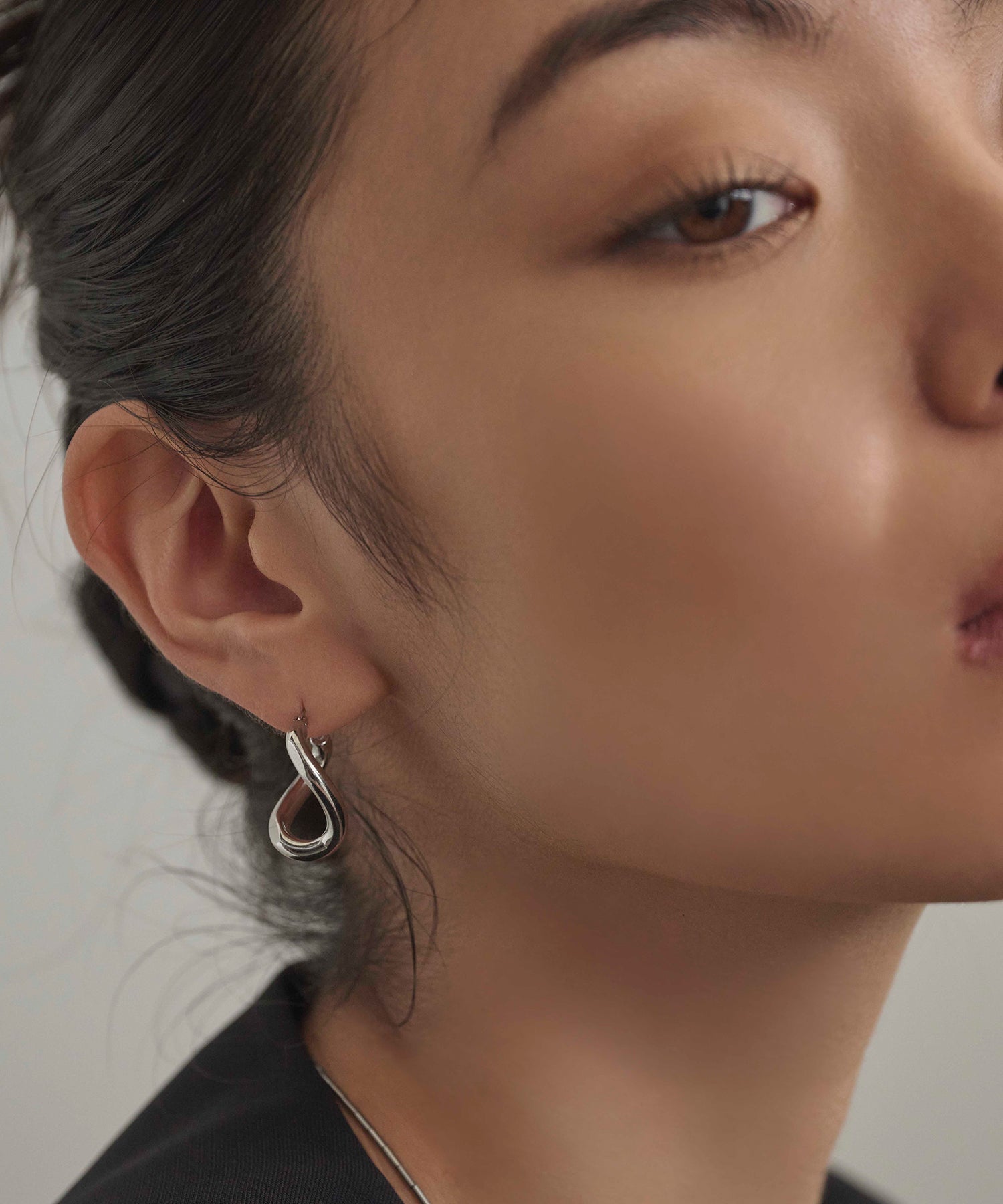 シルバー]ネジレフープピアス