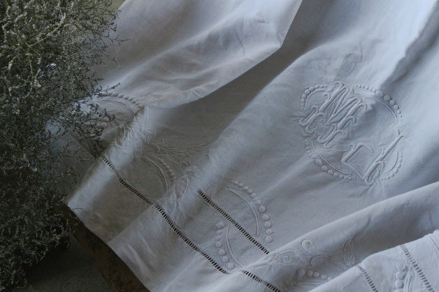 ふっくらした白糸刺繍が美しいベッドシーツ フランスアンティーク