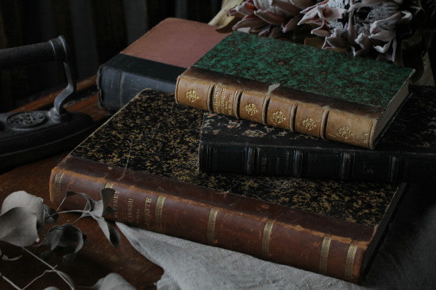 重厚感のある装丁がかっこいい洋書たち フランスアンティーク雑貨
