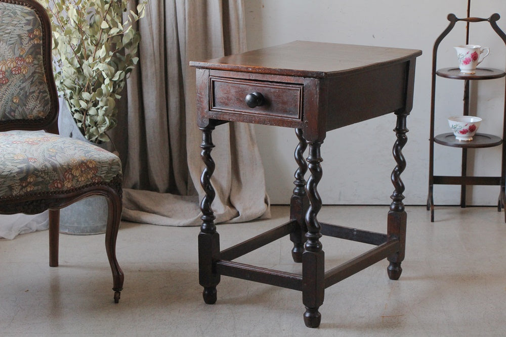 1870年代ヴィクトリアン オーク材ツイストレッグテーブル（高さ44cm