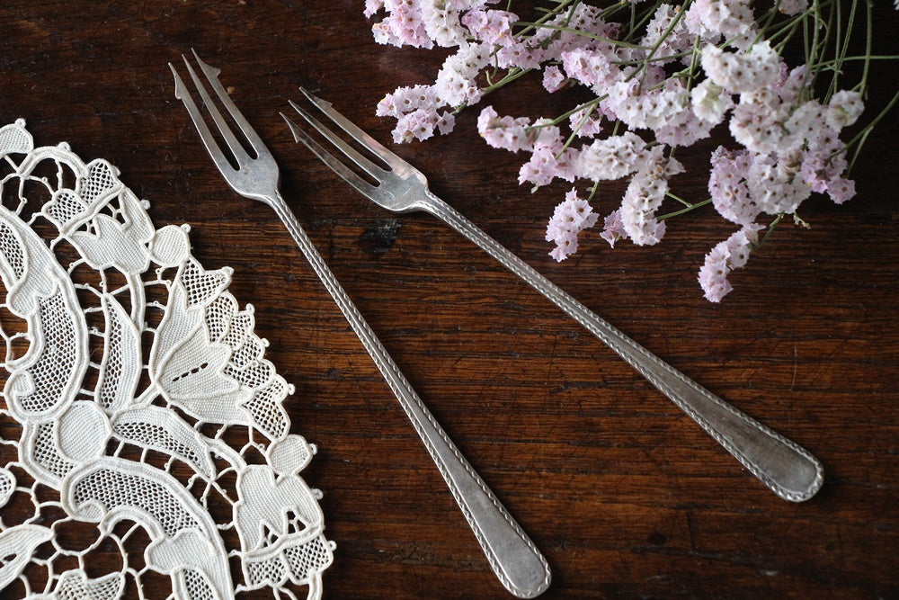 2本あり！レアなピクルスのためのピクルスフォーク イギリス