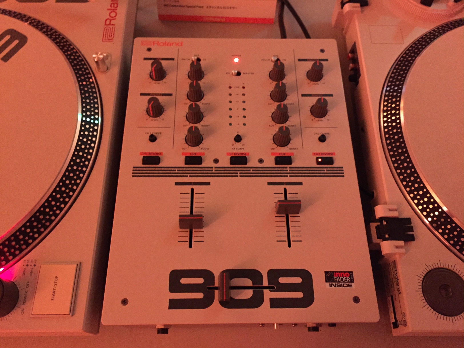 TR-909デザインの限定モデル｜Roland、ターンテーブル「TT-99」とDJ