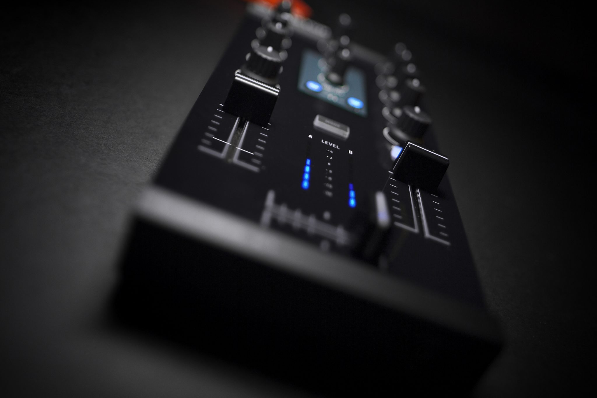 REVIEW: Traktor Kontrol Z1 DJ Controller
