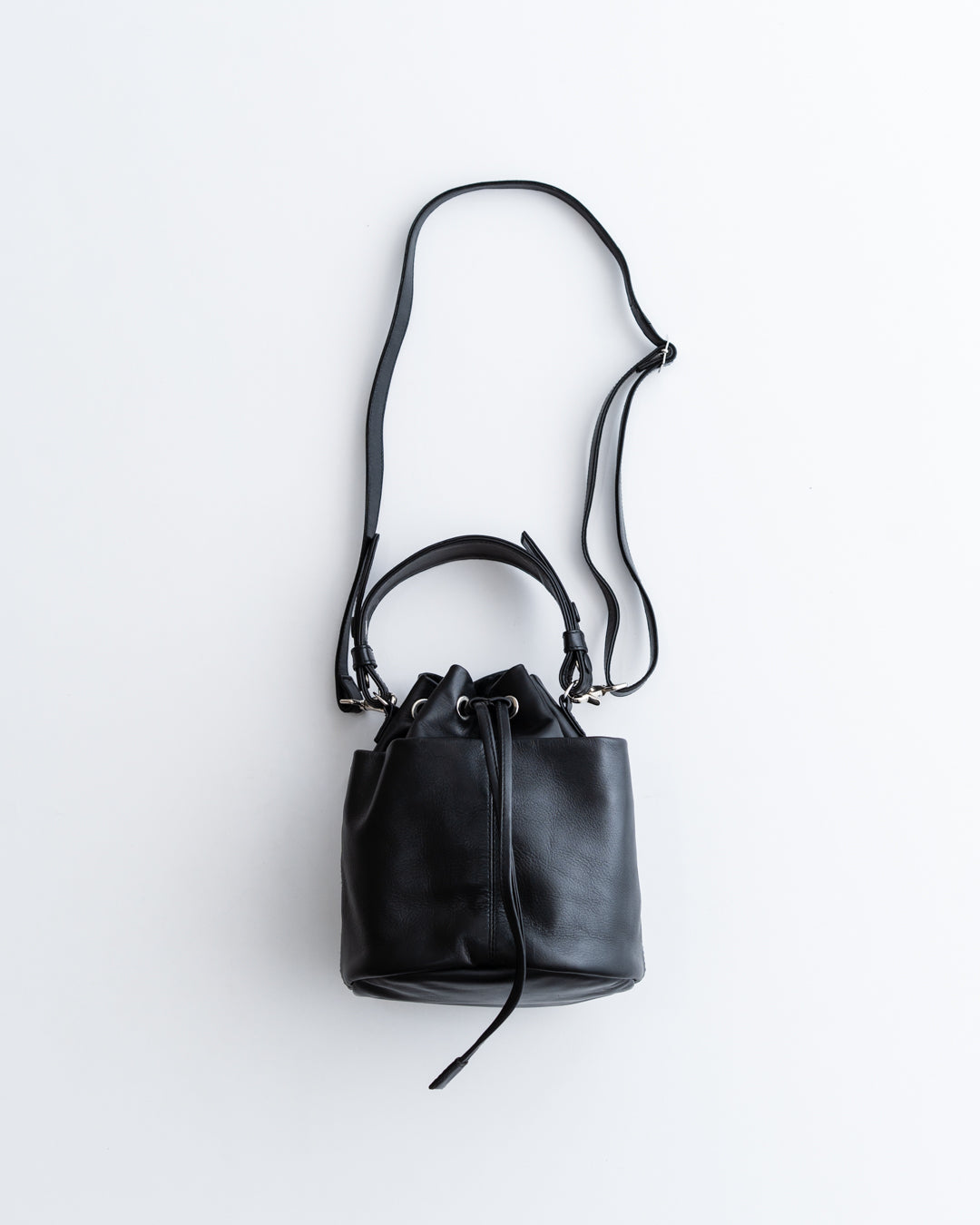 通販] CCU(シーシーユー) DRAWSTRING BAG - COW SKIN 商品ページ – fazeone