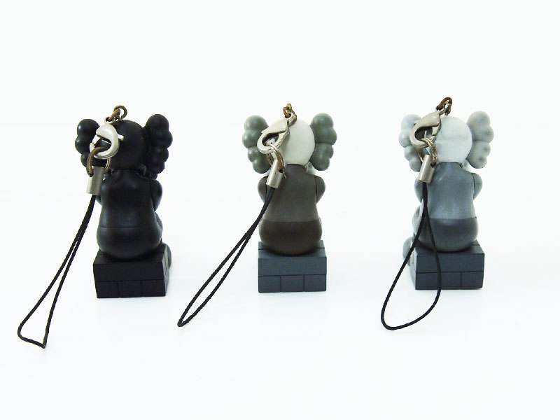 KAWS OriginalFake × MEDICOM TOY 'PASSING THROUGH KEYHOLDER'カウズ