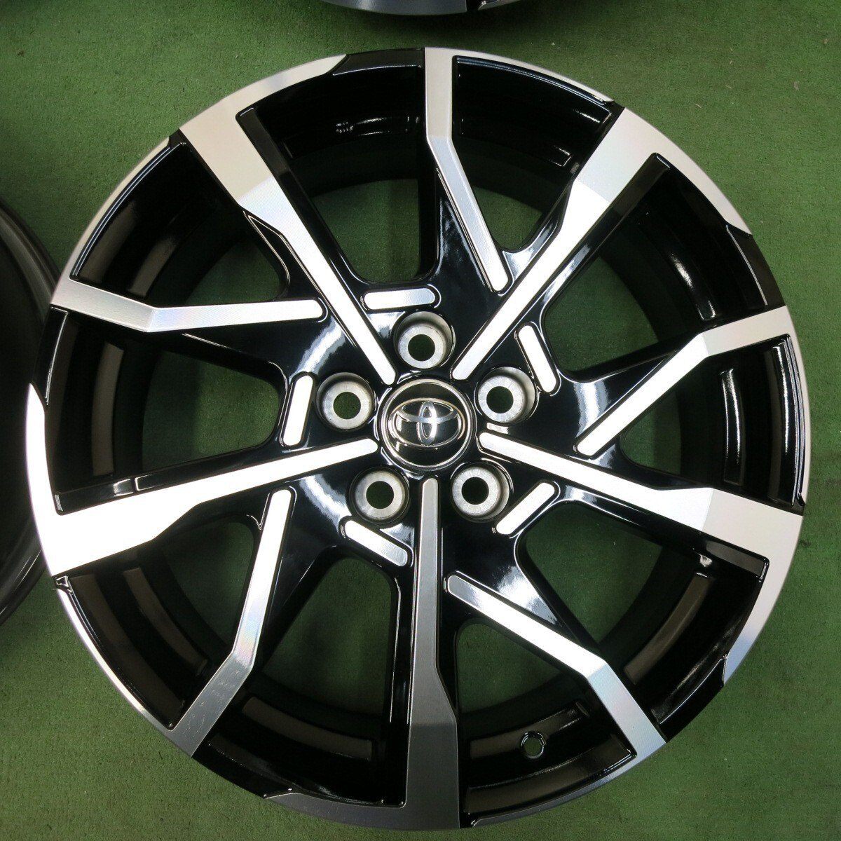 新車外し☆トヨタ 60系 プリウス PHEV Zグレード 純正 ホイール 19