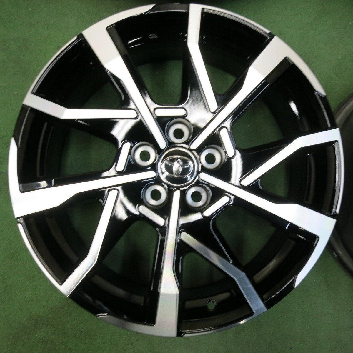 新車外し☆トヨタ 60系 プリウス PHEV Zグレード 純正 ホイール 19