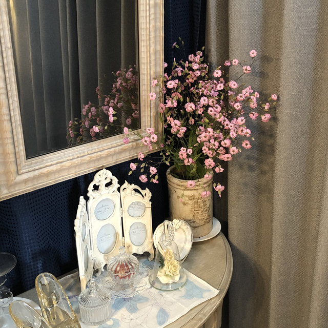 インテリア壁掛け仏壇と季節のお花：ピンクのワックスフラワー