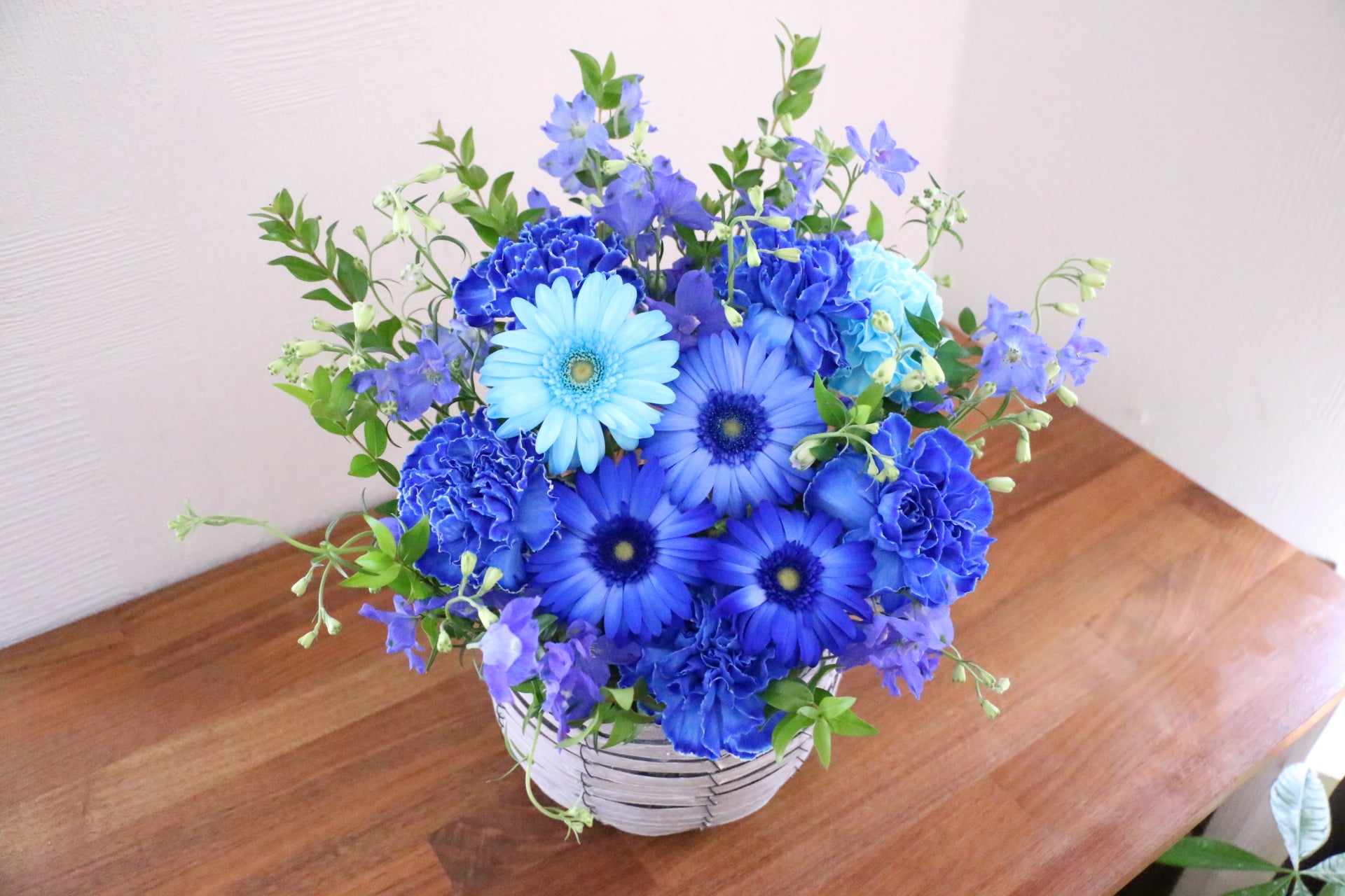 青・水色・白のアレンジメント 9,000円 – 花・花束の通販サイト｜HanaTaku