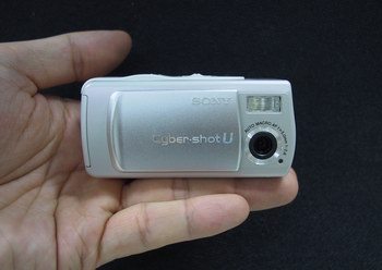 News：日常風景を“ブックマーク”するデジカメ――手のひらサイズの