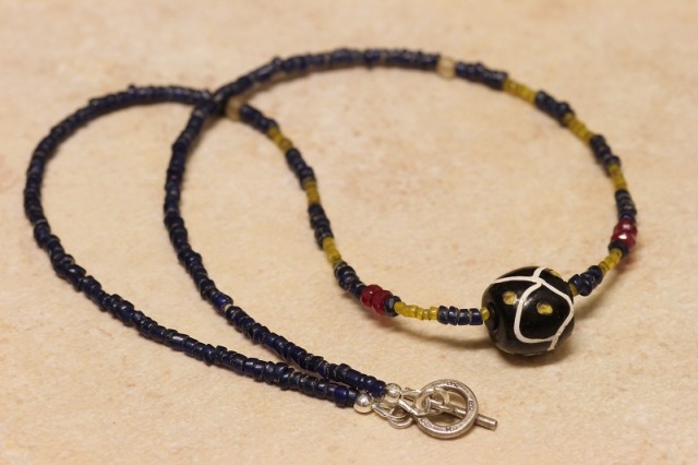 ヴェネチア ラトルスネークビーズ とんぼ玉ネックレス