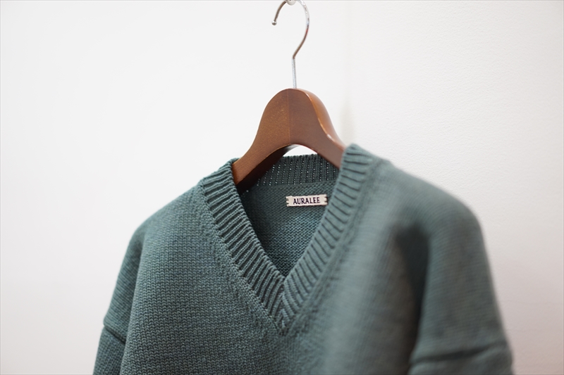AURALEE(オーラリー)の名作、 FELT WOOL YARN KNIT V NECK P/Oのご紹介