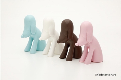 奈良美智「あおもり犬」と「Miss Forest／森の子」のスノードーム