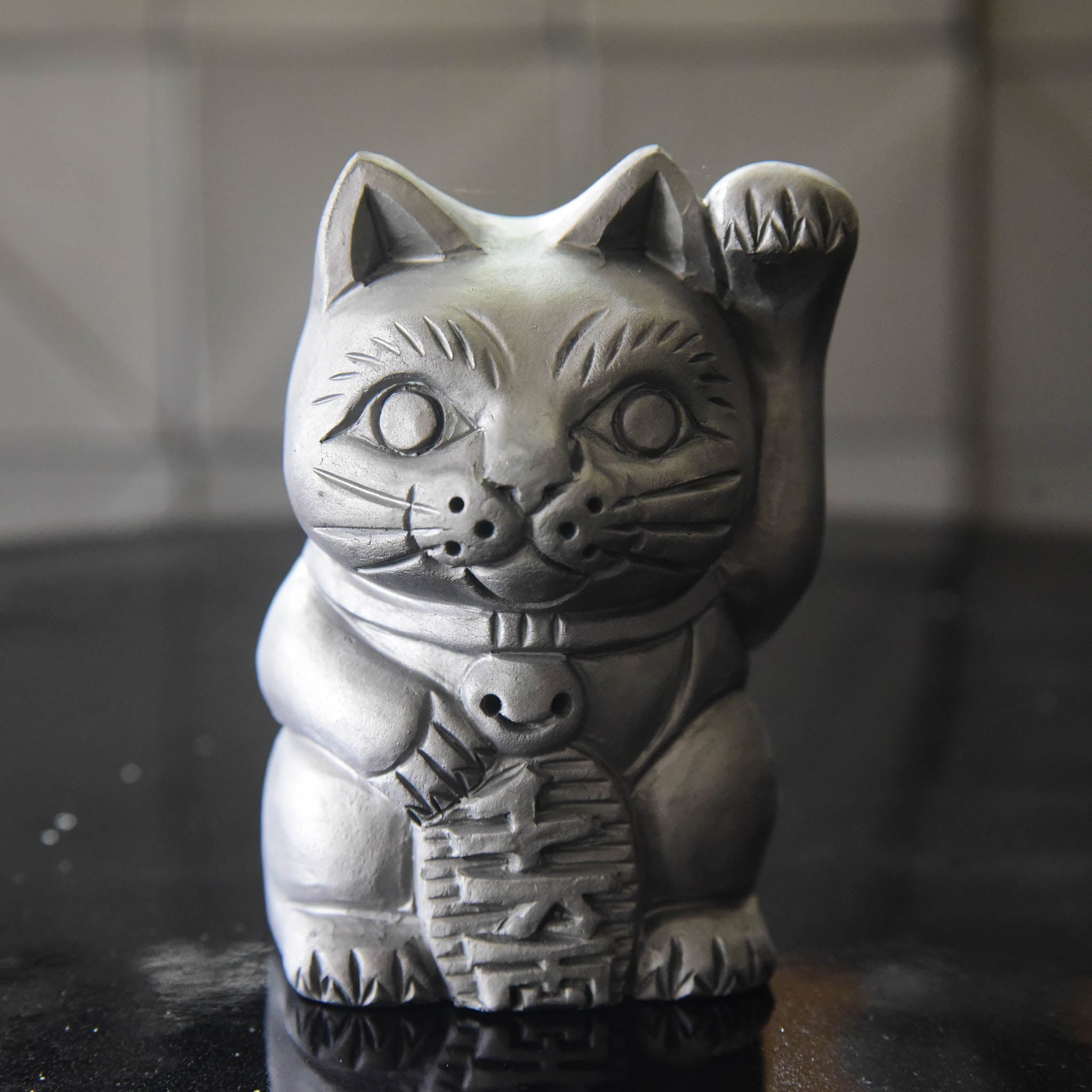 淡路鬼瓦 置物 | 瓦の招き猫 | 人とのご縁を結ぶ左手