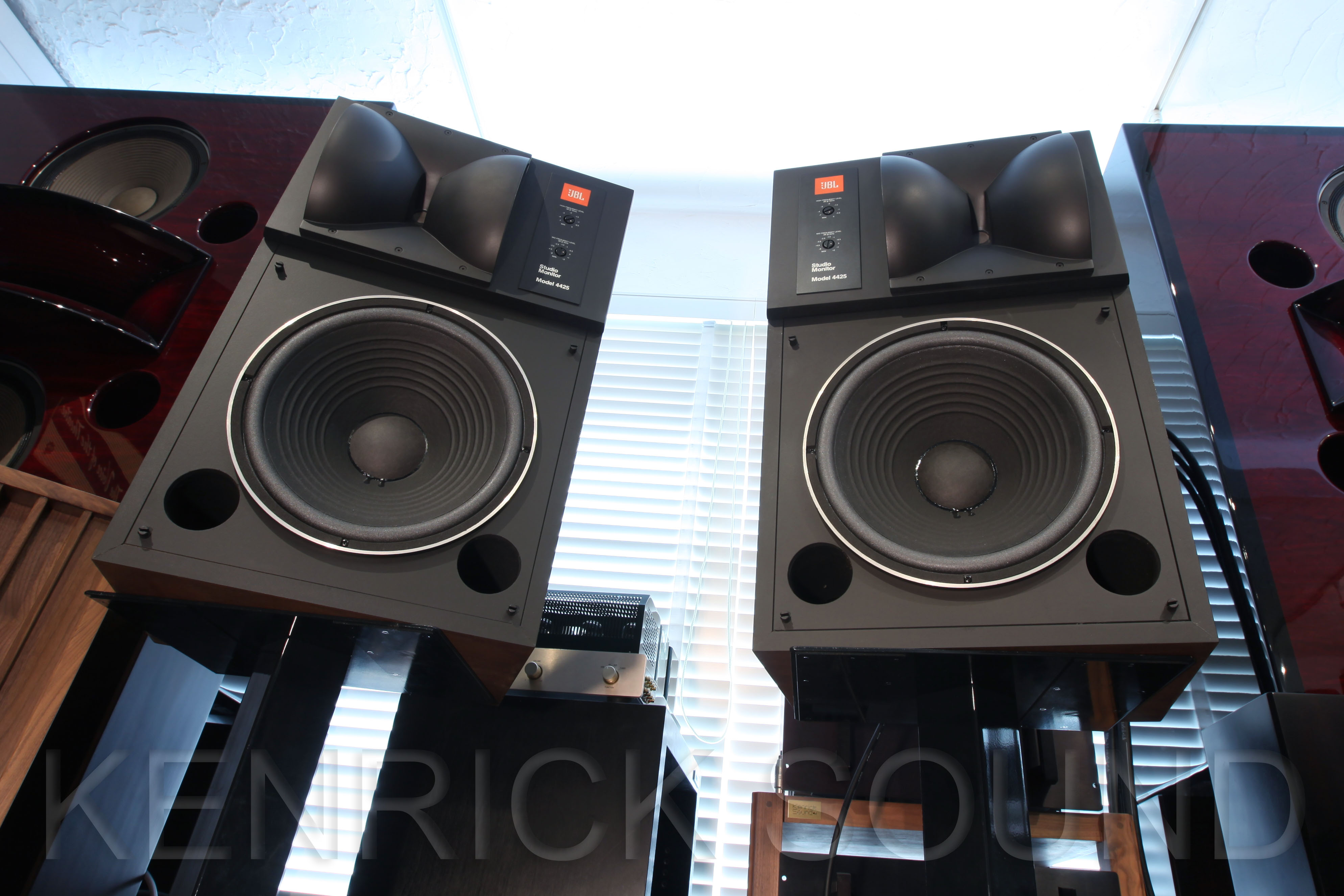 JBL 4425 流れる曲線美バイラジアルホーン小型2ウェイスピーカー