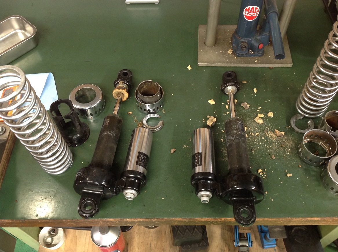 ハーレーダビッドソン スポーツスターの純正リアサス オーバーホール