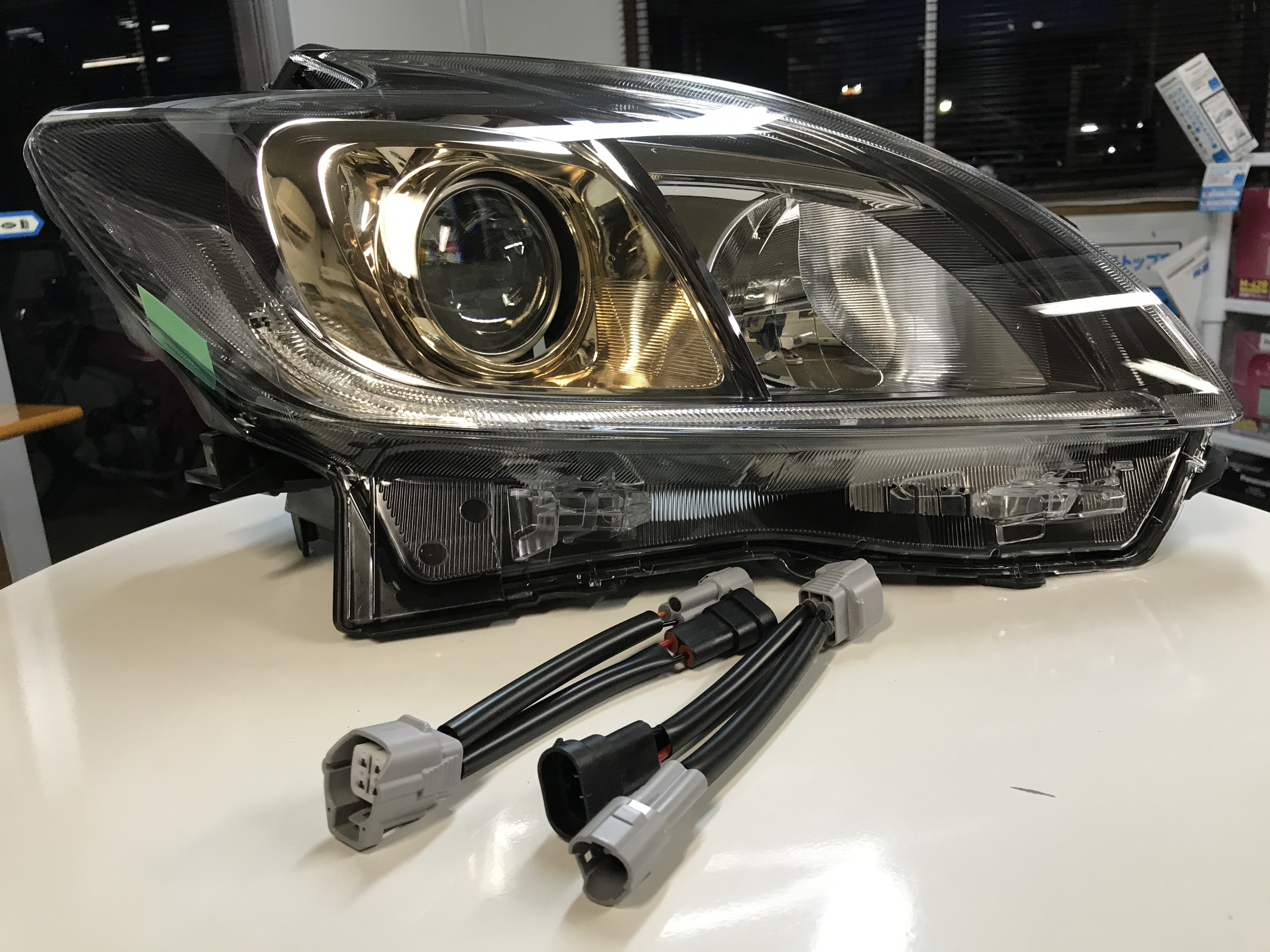 ZVW30 後期 『スパークリングゴールド』ヘッドライト - KYOEI-JAPAN