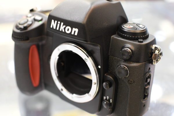 銀塩AF一眼レフ「ニコン F100」