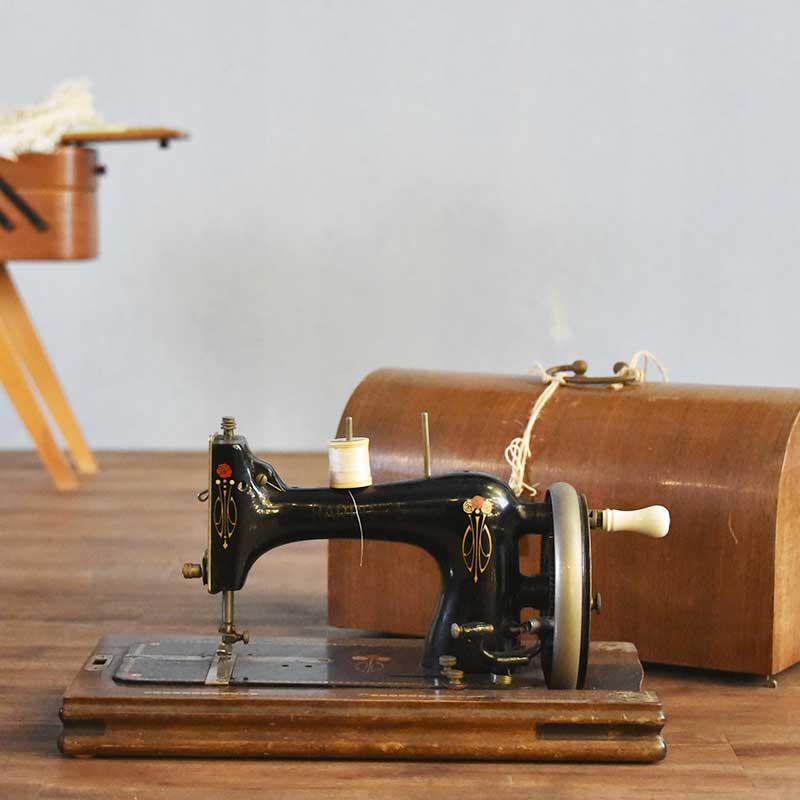 HARRIS 小ぶりな手回しミシン 鍵付き – 神戸アンティークウェアハウス