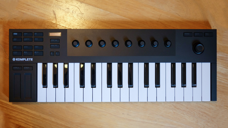 NI『Komplete Kontrol M32』レビュー。爆速で音色が選べるMIDI