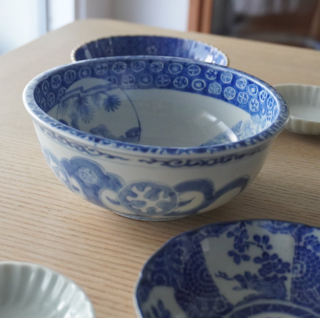 文様がめぐる、やわらかな染付古伊万里鉢 – Kotto Shop
