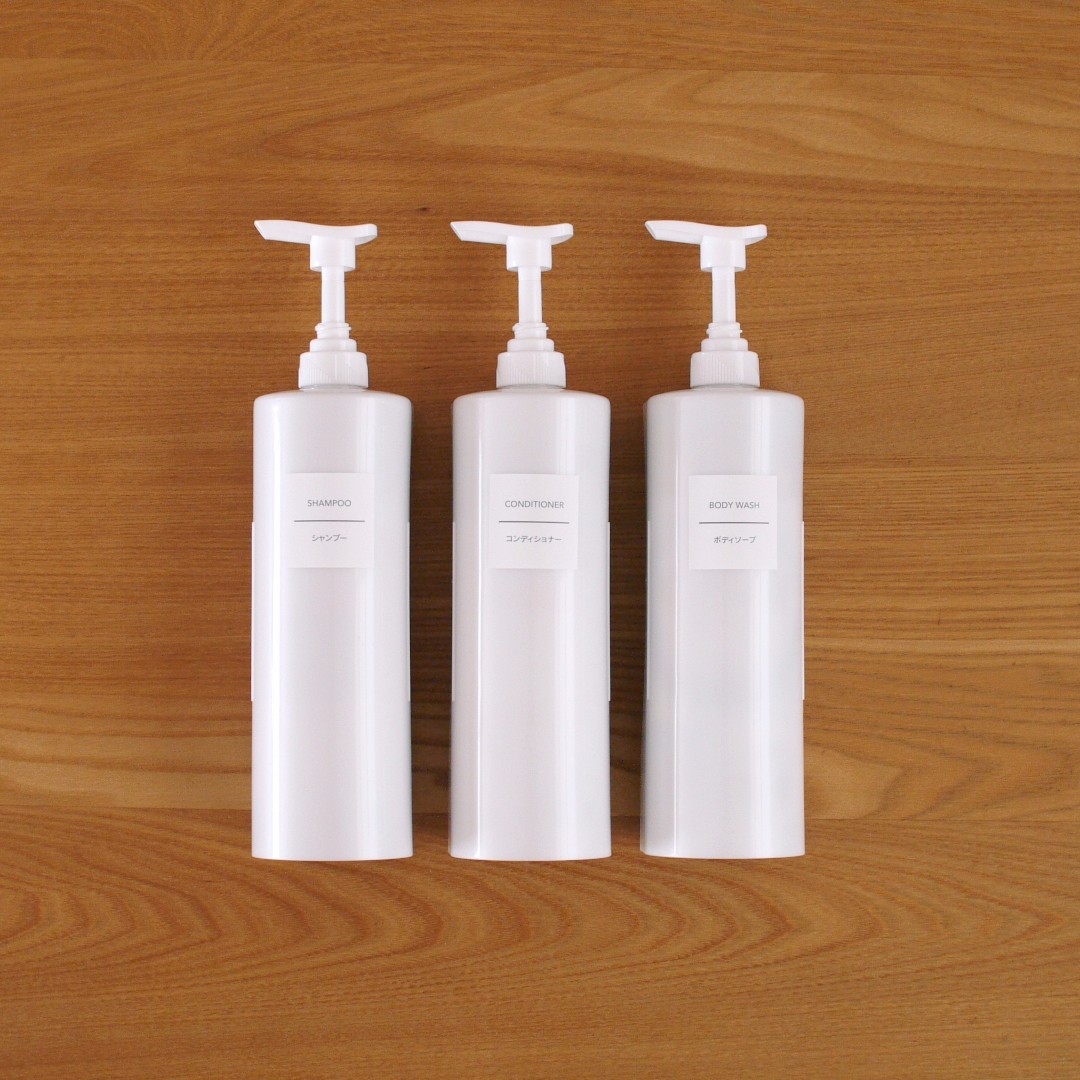 浴室ボトルに新発想！詰め替えストレスなしの真っ白スマートホルダー