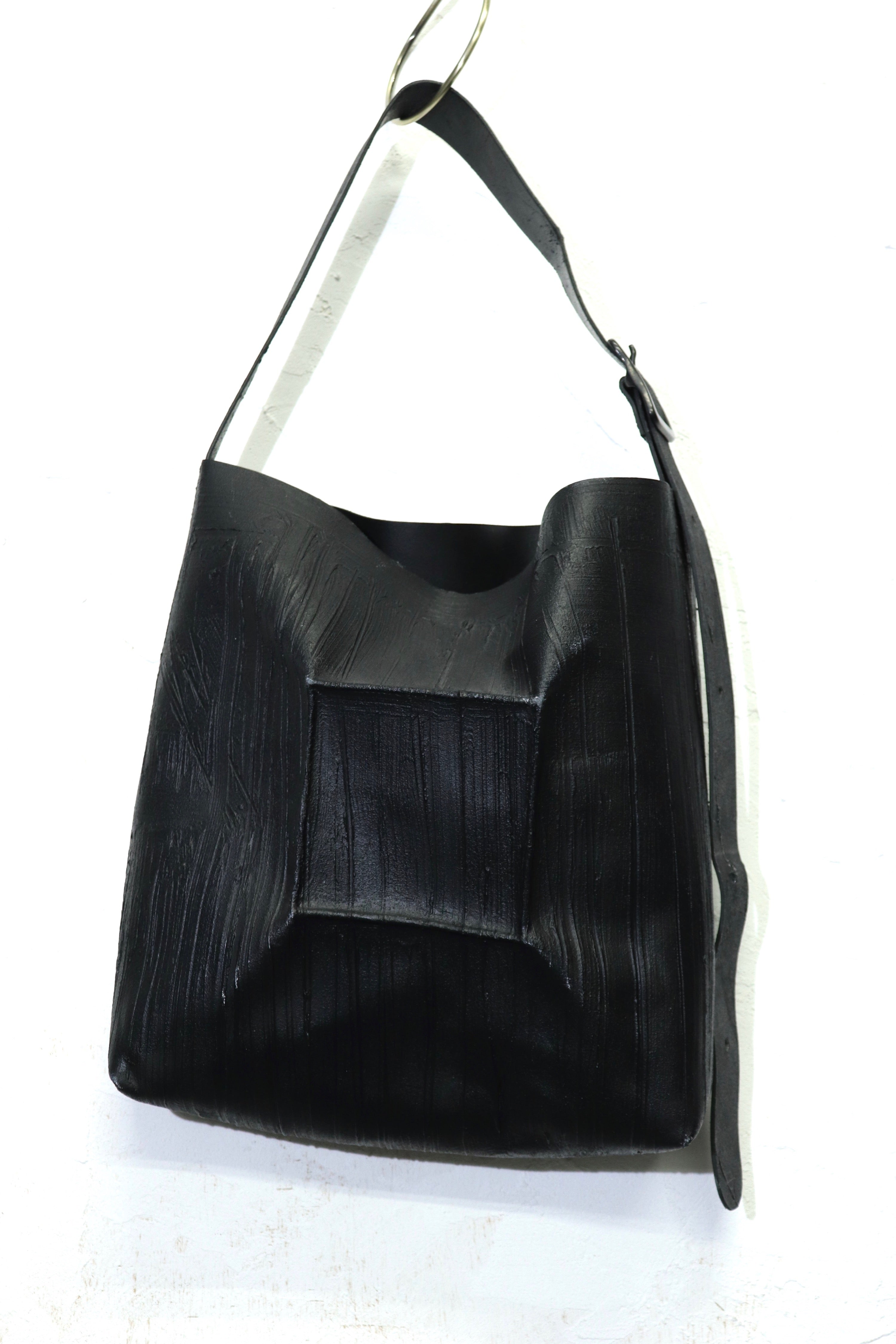 カガリユウスケ(KAGARI YUSUKE)の黒壁ウォールスクエアショルダー