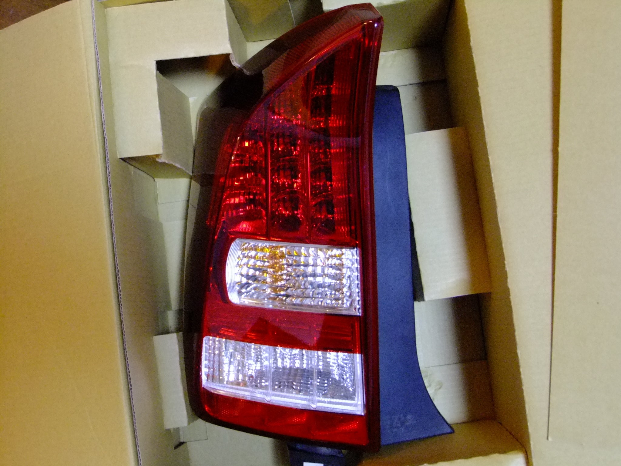 30プリウス】純正クリアテール⇒レッドテール加工！！ | 【わたるん