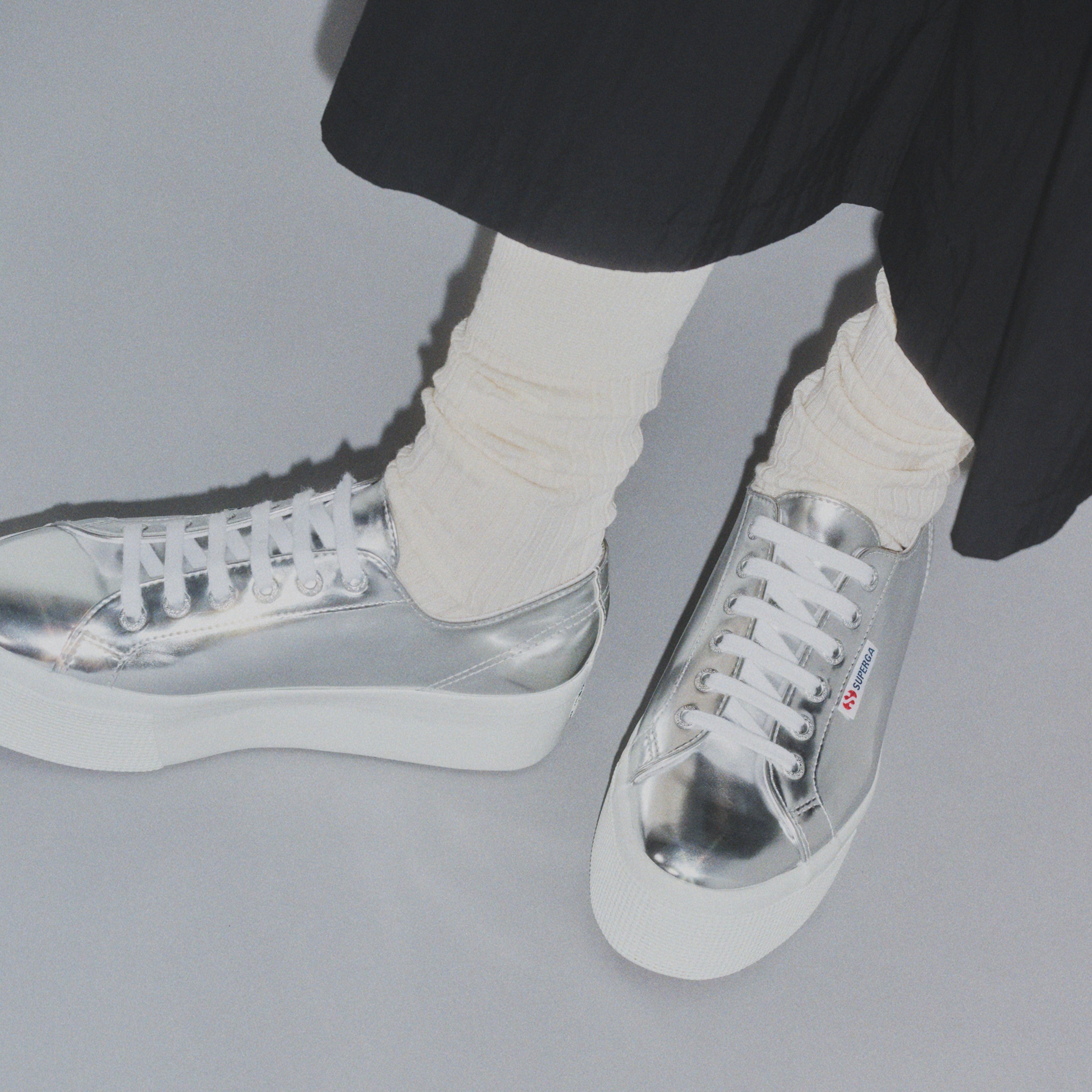 2024年トレンド】大人だからこそ似合うシルバー系スニーカー – SUPERGA