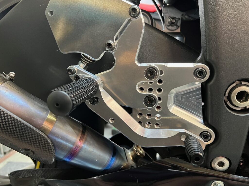 ZX-6R 09- レーシングバックステップ取り付け |