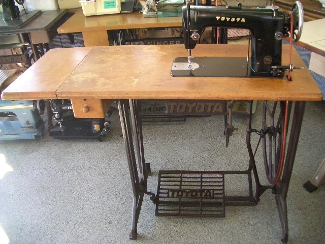 TOYOTA 1本針本縫い職業用ミシン アンティーク 足踏み-リサイクル