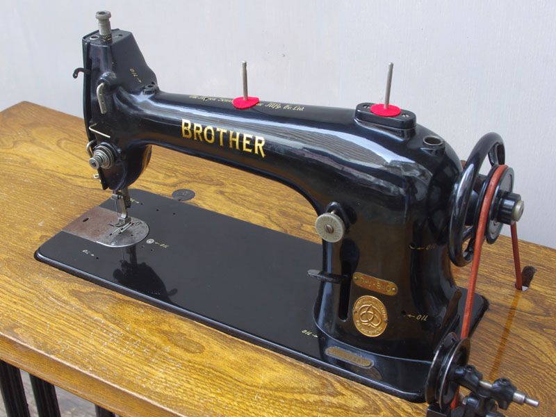 No.157 ブラザー製 DB1-B40 工業用足踏みミシン：アンティークミシン
