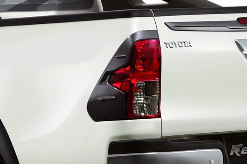 ハイラックス海外トヨタ純正テールランプカバー(ダークグレーM)