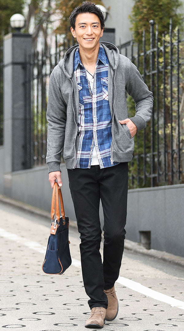 杢チャコールパーカー 青チェックシャツ 白Tシャツ 黒パンツ