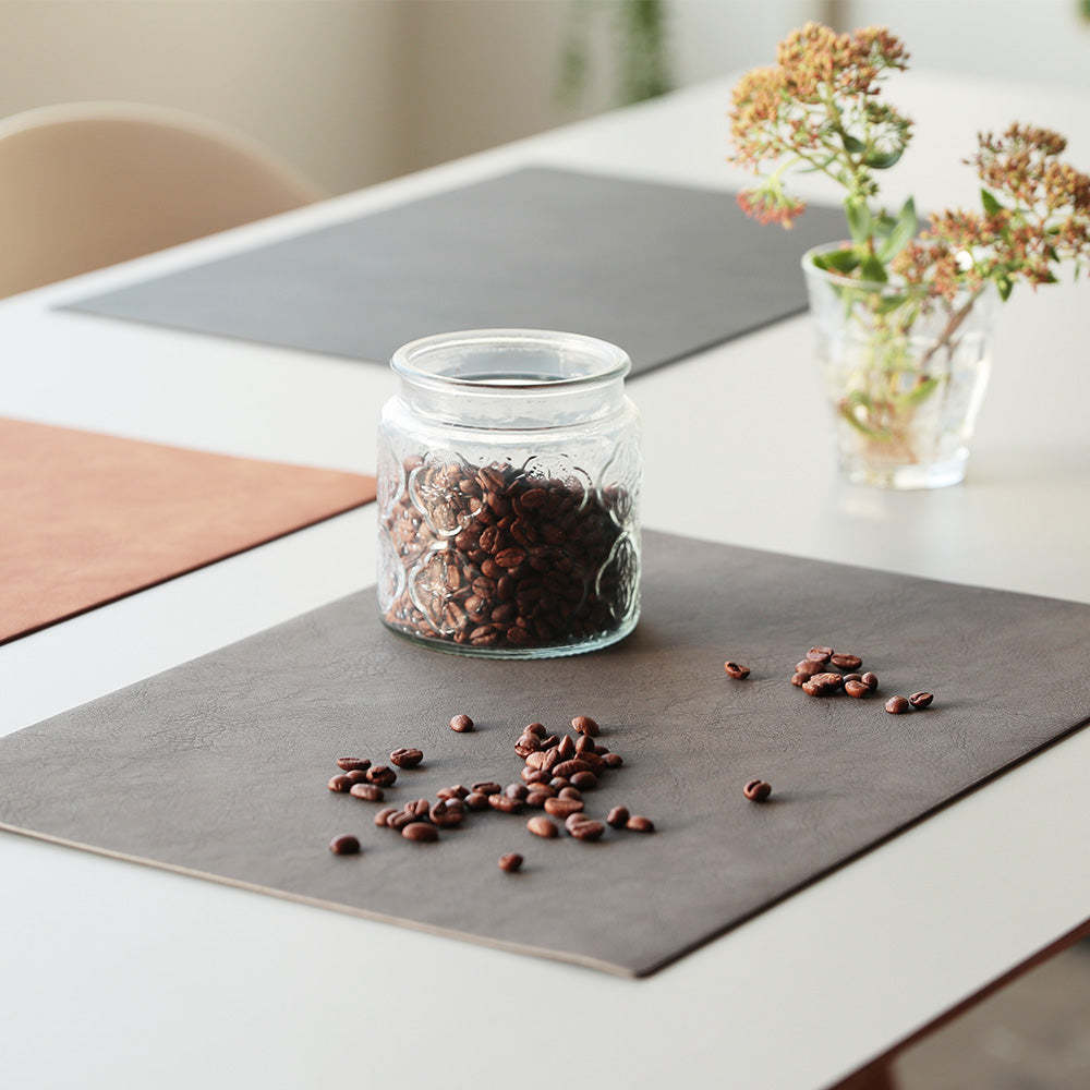レザーの風合いを再現したランチョンマット RECYCLABLE PLACEMAT PU