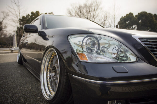 表紙車 / 30セルシオ】車高調でのローフォルムが強みのUSスタイル