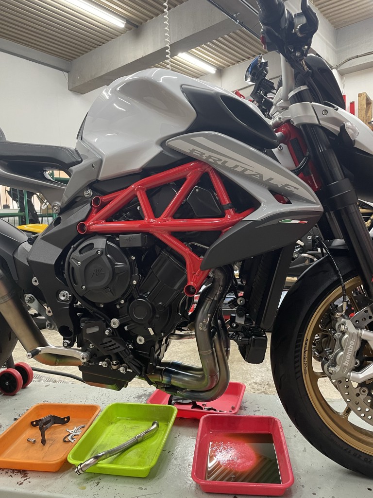 MVアグスタ｜ブルターレ800のカスタム〜テルミフルエキのマフラー