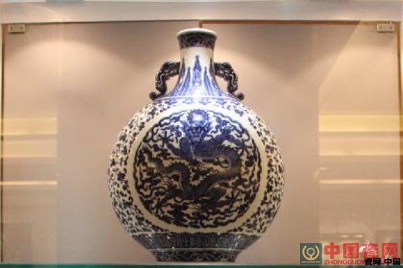 清乾隆青花云龙纹双耳抱月瓶现身嘉德秋拍