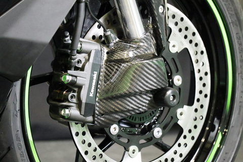 Ninja ZX-25R (2020-) フロントブレーキ冷却ダクト --