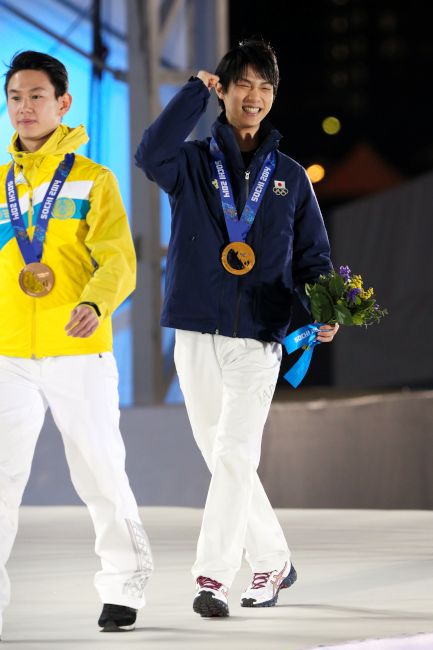 写真特集 - 金メダルを手に笑顔を見せる羽生結弦＝飯塚晋一撮影 - 大会