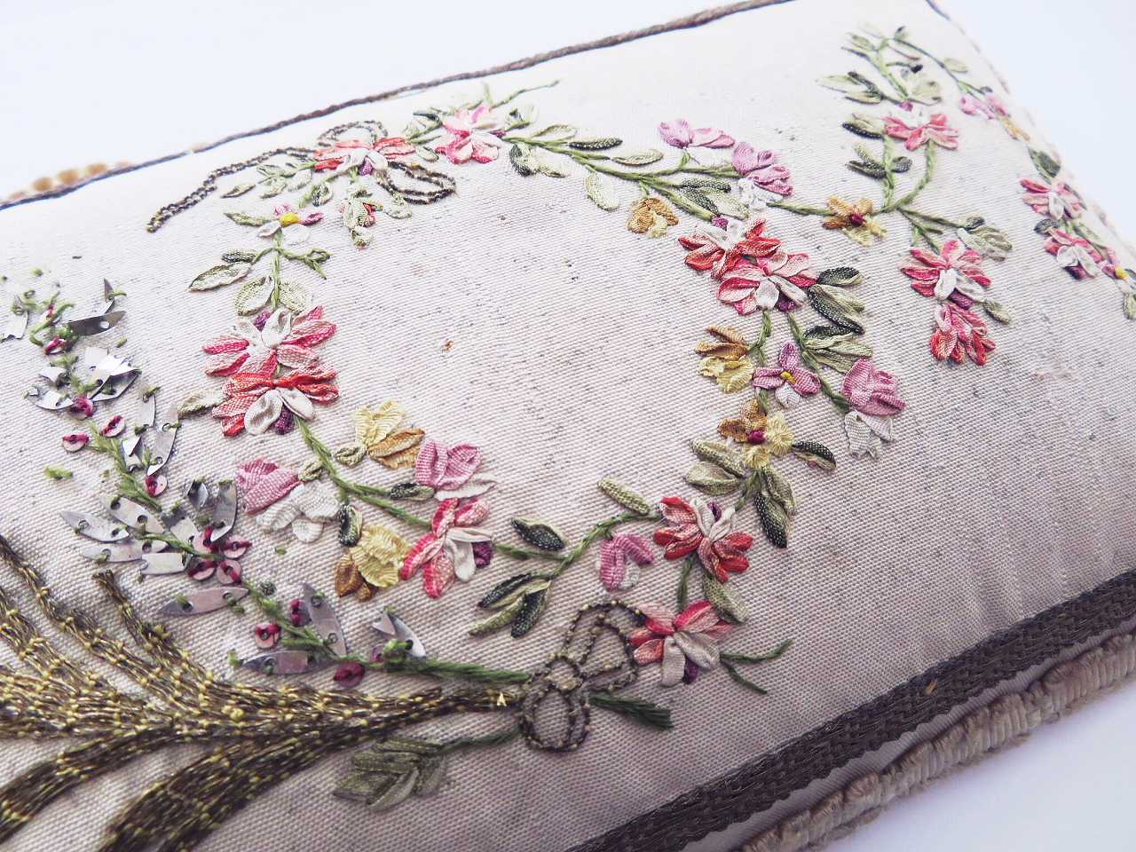 リボンワーク刺繍のピンクッション - 薔薇と天使のアンティーク