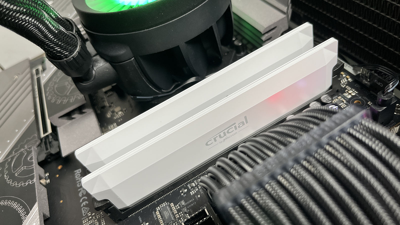 Crucial Pro Overclocking White Edition 32GB DDR5-6400 Memory Kit