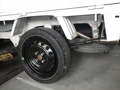 フロント車高8cmダウンのハイゼットに 調整式シャックルを装着