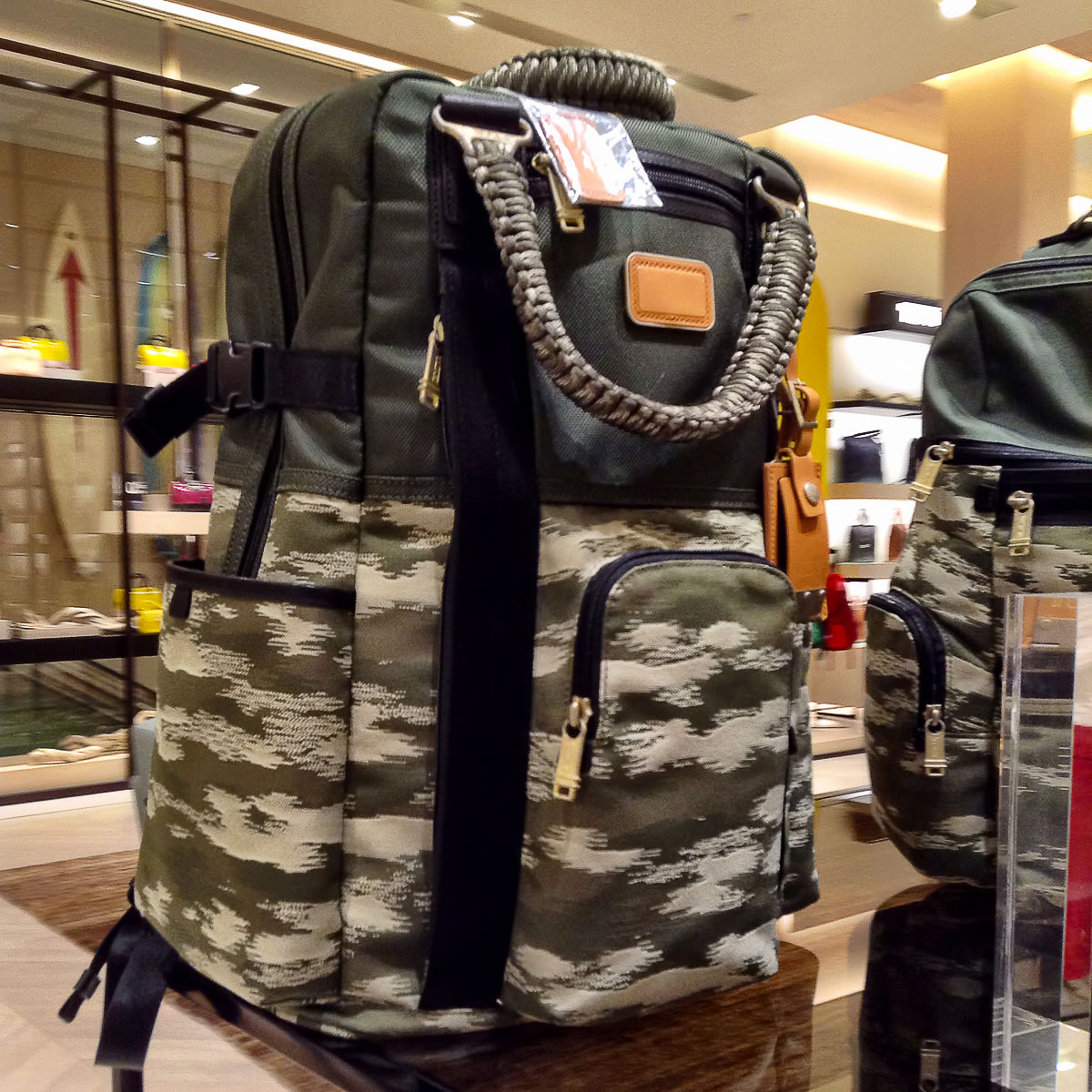 Tumiのスプルース カモ柄バックパック | グアムビジターズバイブル