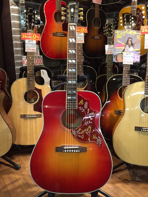 ギブソンの人気機種、ハミングバードのチェリーサンバーストが入荷