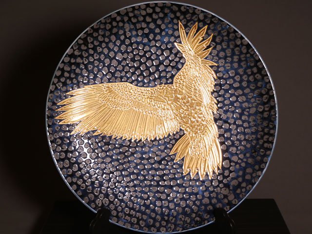 有田焼】飾り絵皿（大）天目金彩鷹図 - JTOPIA