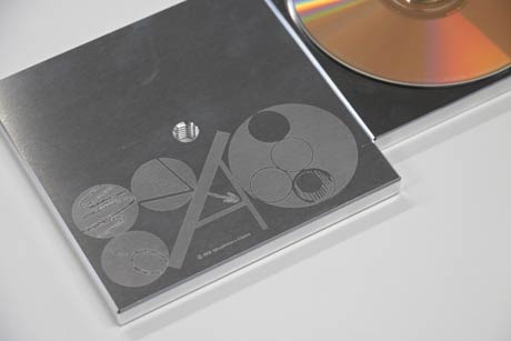 燕三条で製造されたアルミ削り出しのオブジェにCDを固定した限定