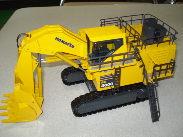 でかい建機ミニチュア コマツPC3000 - KYOWA 建設機械の販売から修理